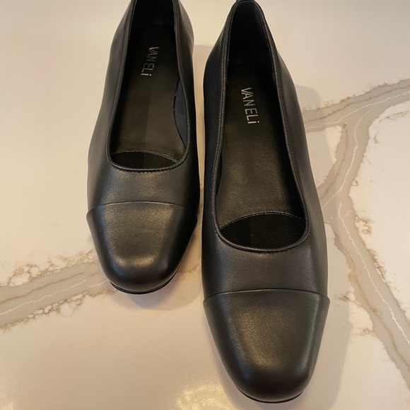 VANELi Frankie Black Leather Flat, Size 8N, NWOT
VANELI FC-313 - Picture 3 of 5